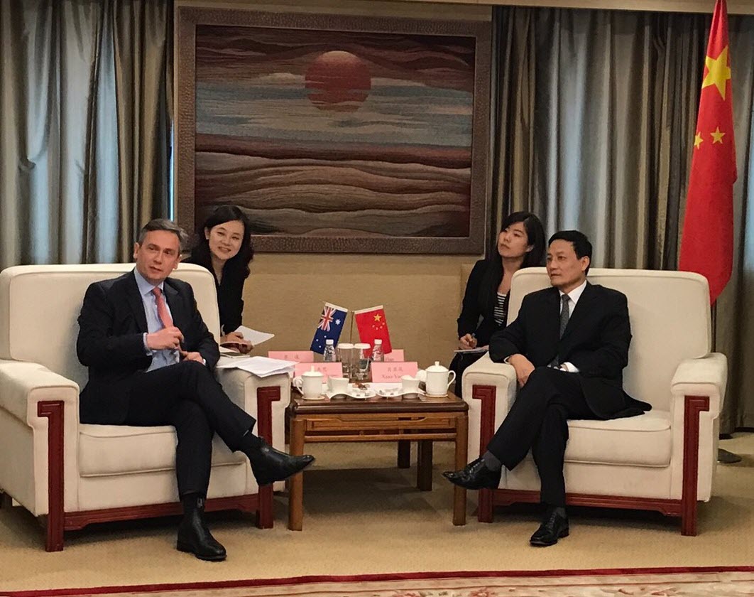 力拓首席执行官夏杰思（左一）与国资委主任肖亚庆（右一）会谈